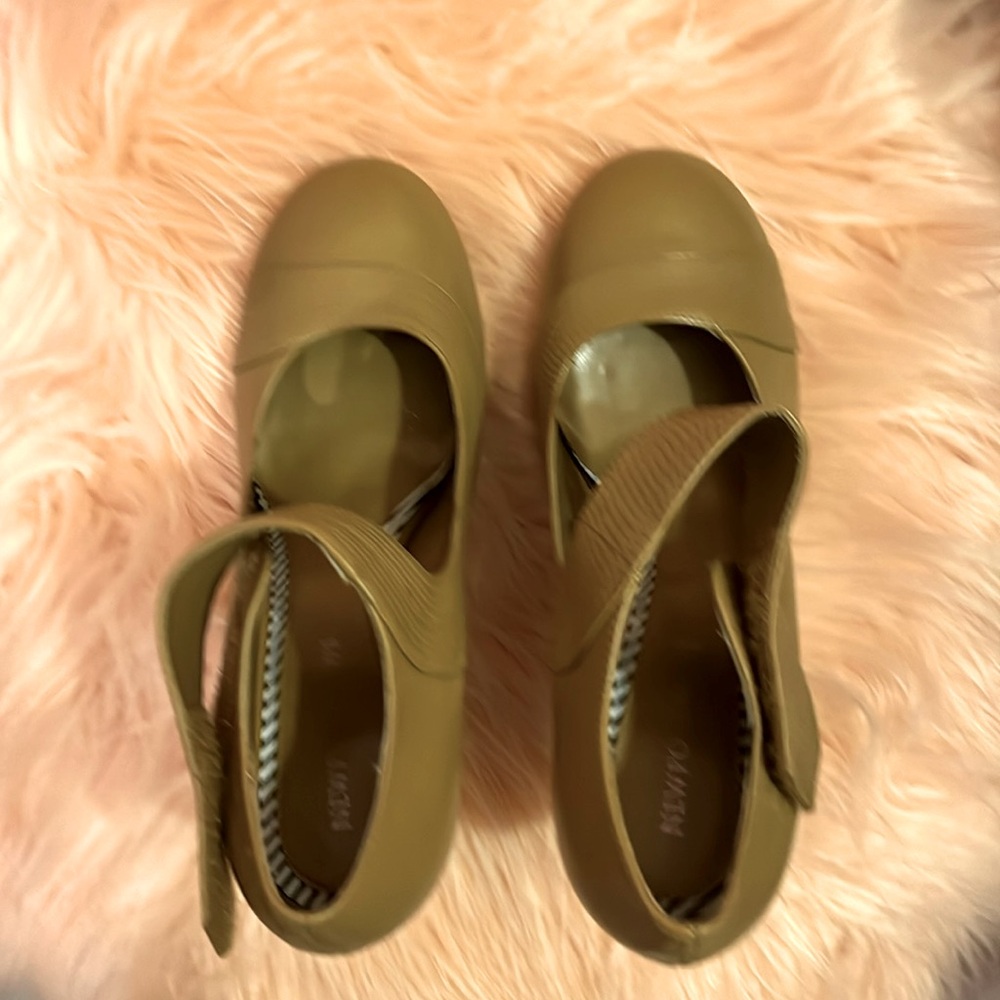 Newport News Camel Swing Pump, Heel New, Size 8